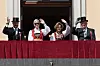 Kong Harald V og dronning Sonja vinker til folkemengden fra Slottsbalkongen under 17. mai-feiringen i Oslo i 2016.