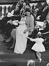 KONGEFAMILIEN: Kronprinsesse Sonja holder prins Haakon under dåpen i 1973, mens prinsesse Märtha Louise står ved siden av.