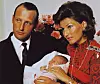 Kronprins Harald og kronprinsesse Sonja holder sin nyfødte datter, prinsesse Märtha Louise.