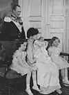 HISTORIE: Kronprinsesse Märtha holder sønnen Harald i fanget, med døtrene Ragnhild og Astrid ved sin side og kronprins Olav stående bak.