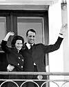 KONGEPARET: Kronprins Harald og Sonja Haraldsen vinker fra en balkong etter forlovelsen i mars 1968.