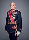 PORTRETT: Kong Harald V avbildet i formell gallauniform med ordener, medaljer og sabel.