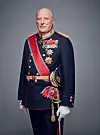 PORTRETT: Kong Harald V avbildet i formell gallauniform med ordener, medaljer og sabel.