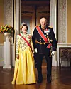 Kong Harald og dronning Sonja sammen på slottet.
