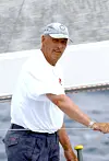 KONG HARALD: Kong Harald står om bord på Fram XV under seilarrangementet Copa del Rey i Palma de Mallorca i 2002.