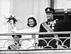 Kronprins Harald og prinsesse Sonja vinker fra Slottsbalkongen etter bryllupet i 1968.
