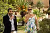 Fares Fares og Frida Gustavsson står sammen i en frodig hage i Bytet.