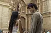 Maia Reficco og Fernando Lindez står overfor hverandre foran en utsmykket historisk bygning.