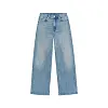 Lyseblå jeans med vide ben ligger flatt mot en hvit bakgrunn.