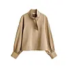 Beige bluse med høy hals, knytedetalj og lange ermer mot hvit bakgrunn.