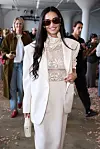 Demi Moore ankommer Magda Butryms visning under New York Fashion Week iført hvit dress, blondetopp og solbriller.