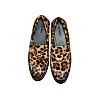 To leopardmønstrede loafers ligger side ved side på hvit bakgrunn.