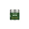 Liten grønn og sølvfarget boks med teksten «Premium Matcha» på hvit bakgrunn.