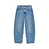 Blå jeans med rett, avslappet fasong fotografert mot hvit bakgrunn.