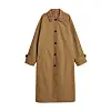 Brun trenchcoat med rutete krage og oppbrettede mansjetter fotografert mot hvit bakgrunn.