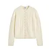Kremfarget cardigan med kabelstrikk, rund hals og knapper mot hvit bakgrunn.
