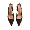 Par brune, spisse slingbacks med smale hælremmer på hvit bakgrunn.