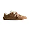 Brun lav sneakers med hvitt varmt fôr og lyse lisser på hvit bakgrunn.