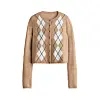 Beige strikket cardigan med hvite og brune argyleruter på hvit bakgrunn.