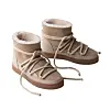 Et par beige, forede boots med lisser står mot en hvit bakgrunn.