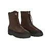 Brune semskede boots med glidelås og kraftig svart såle på hvit bakgrunn.