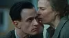 Nærbilde av en mann og en kvinne som står tett sammen; kvinnen lener seg mot ansiktet hans.